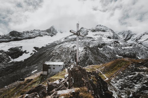 白十字在山的风景照片 · 免费素材图片