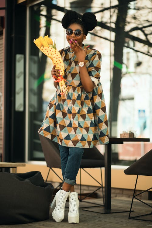 穿棕色衣服的女人 · 免费素材图片