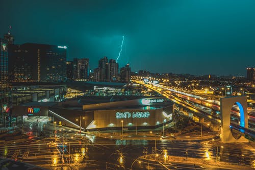 灰色建筑鸟瞰图，靠近道路和雷电袭击 · 免费素材图片