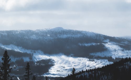 积雪覆盖的山照片 · 免费素材图片
