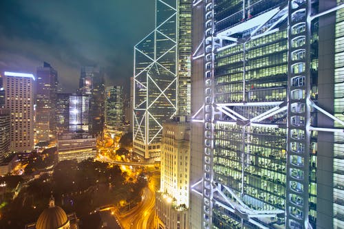 夜间的高层建筑 · 免费素材图片