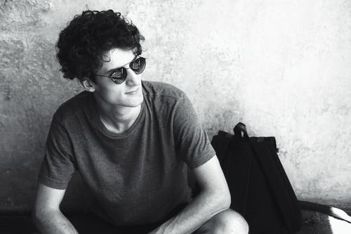 男士穿圆领衬衫的灰度摄影 · 免费素材图片