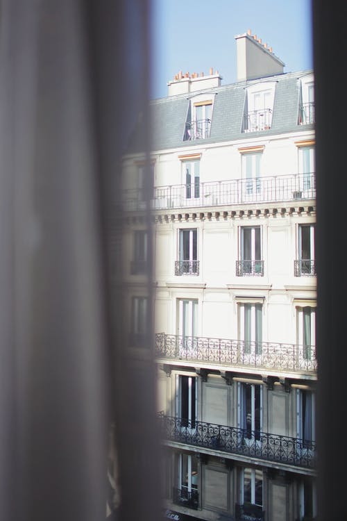 在晴朗的日子透过酒店的窗户看 · 免费素材图片