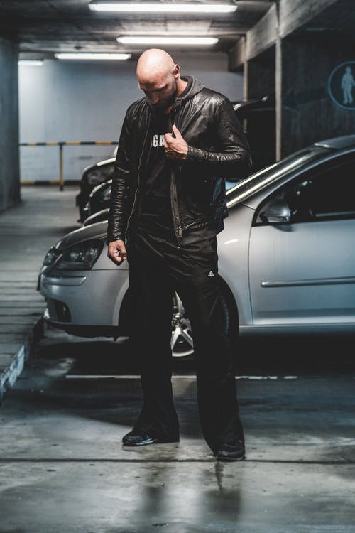 站在灰色的汽车前面的黑色皮夹克的男人 · 免费素材图片