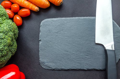 胡萝卜附近的黑柄刀 · 免费素材图片