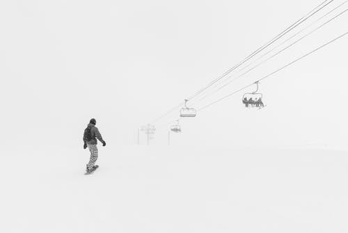 白天在雪中行走的人 · 免费素材图片