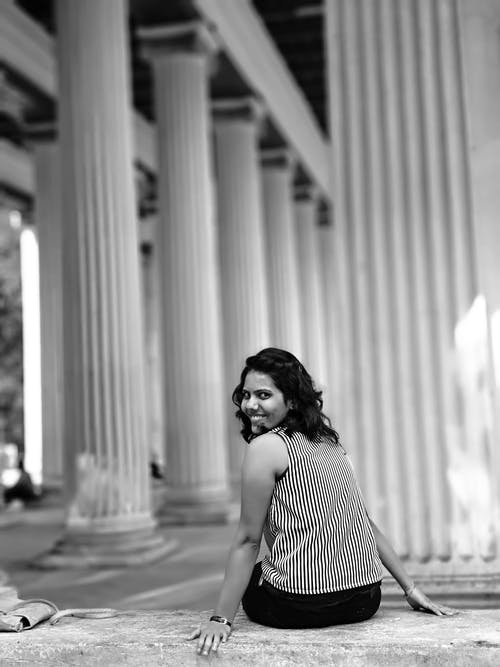 女人选址在混凝土路面灰度摄影 · 免费素材图片