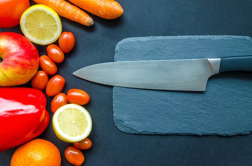 黑色水果和蔬菜桌上的厨房刀 · 免费素材图片