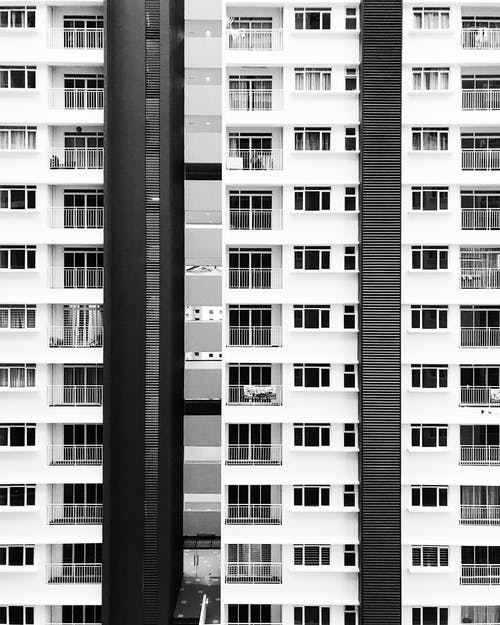 白色和黑色的城市建筑 · 免费素材图片