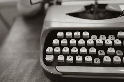 灰色打字机的特写照片 · 免费素材图片