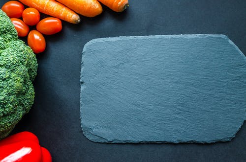 蔬菜旁边的灰色砧板 · 免费素材图片