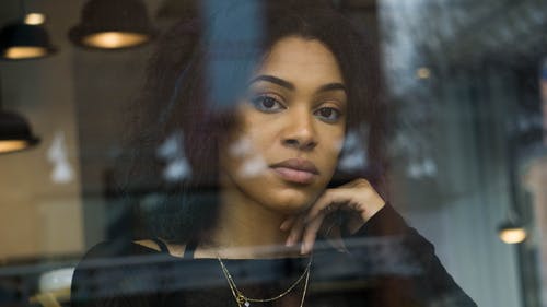 穿黑色露肩长袖上衣的女人 · 免费素材图片