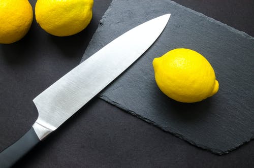 柠檬在厨刀附近的摄影 · 免费素材图片
