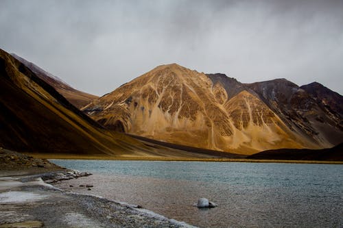 布朗山丘陵附近海 · 免费素材图片