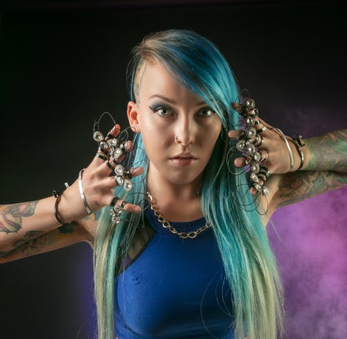 蓝头发的女人 · 免费素材图片