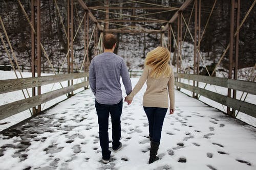 男人和女人在积雪的路上行走 · 免费素材图片