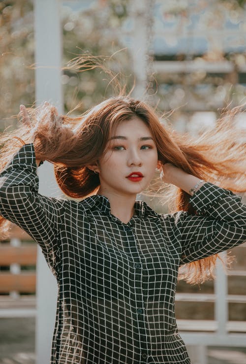 女人穿网格运动衬衫 · 免费素材图片