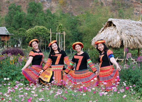 黑色圆领上衣的四名妇女 · 免费素材图片