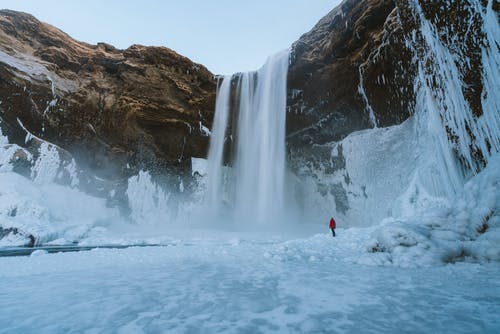 在雪地上行走的人 · 免费素材图片