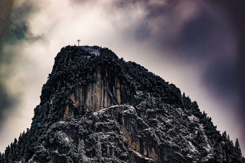 十字架在山顶的低角度摄影 · 免费素材图片