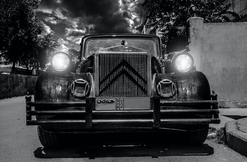 雪铁龙经典车的单色摄影 · 免费素材图片