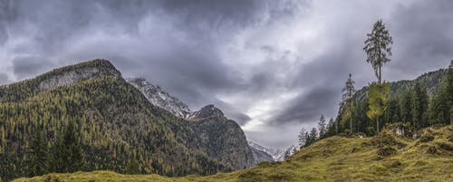 灰色多云的天空下山的风景摄影 · 免费素材图片