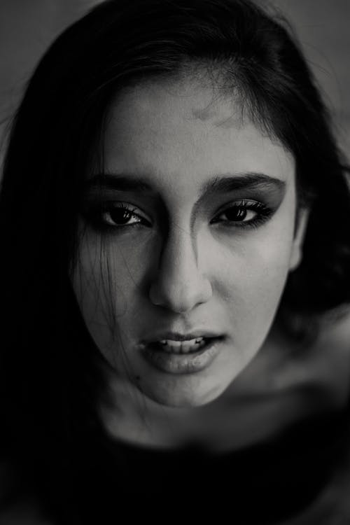 女人的灰度照片 · 免费素材图片