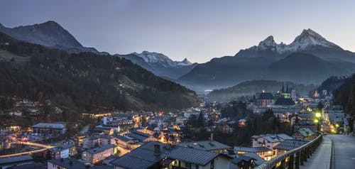 树木和山脉附近的城市建筑鸟瞰图 · 免费素材图片