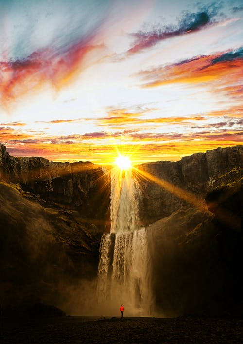 日落期间的瀑布 · 免费素材图片
