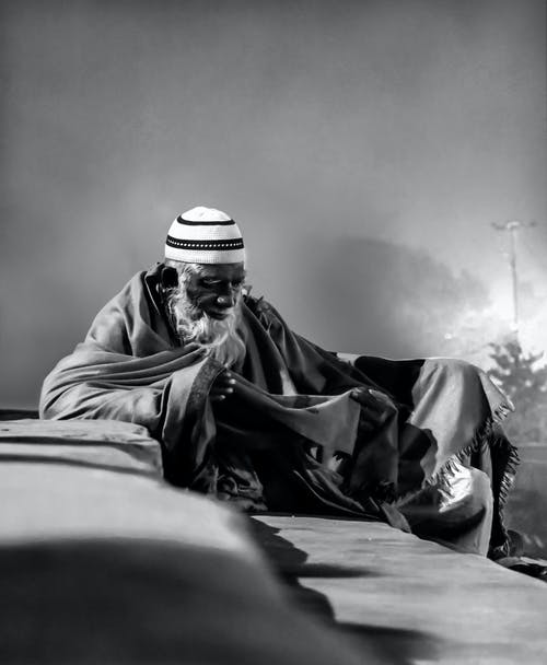 戴着taqiyah帽的人的灰度照片 · 免费素材图片