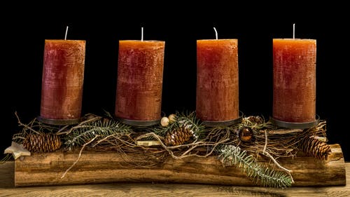 四个棕色蜡蜡烛 · 免费素材图片
