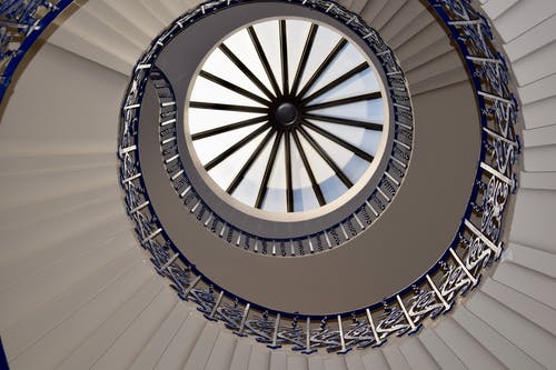 白色混凝土螺旋楼梯 · 免费素材图片