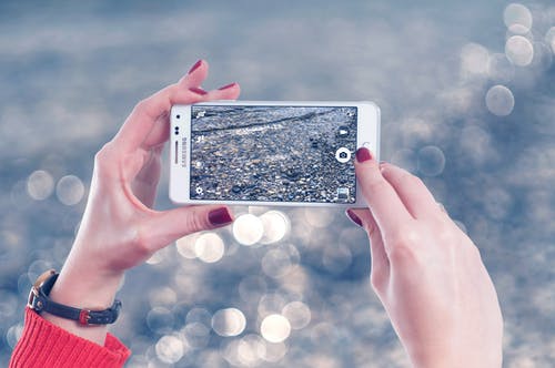 人的选择性聚焦照片握有白色samsung Galaxy Note Edge · 免费素材图片