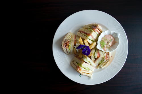 圆形白色陶瓷板上切的会所 · 免费素材图片