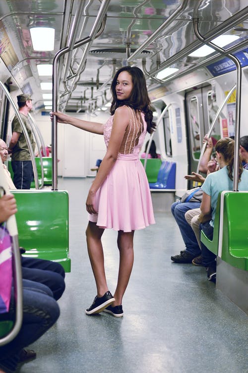 火车内穿粉红色无袖连衣裙的女人 · 免费素材图片