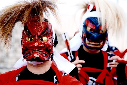 戴着红色和蓝色歌舞uki面具的人 · 免费素材图片