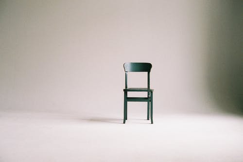 白色表面上的绿色木椅 · 免费素材图片