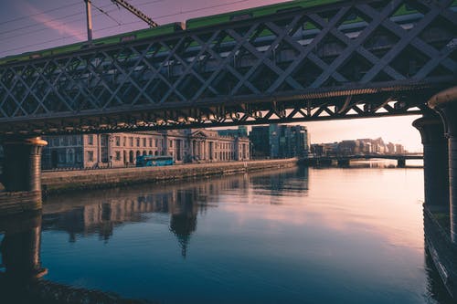 棕色混凝土建筑附近的灰色金属桥 · 免费素材图片