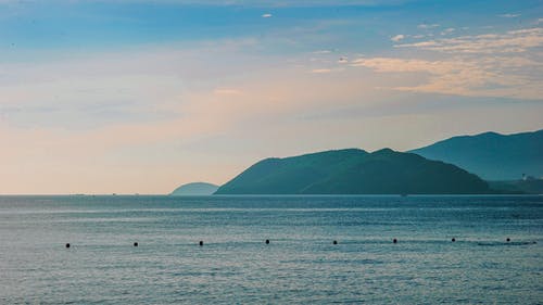 靠近海洋的山脉风景 · 免费素材图片