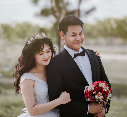 一对夫妇微笑的摄影 · 免费素材图片