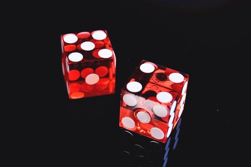 两个红色骰子的照片 · 免费素材图片