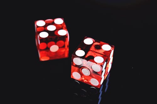 显示4和5的两个红色骰子的特写照片 · 免费素材图片