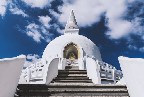 白色混凝土教堂 · 免费素材图片