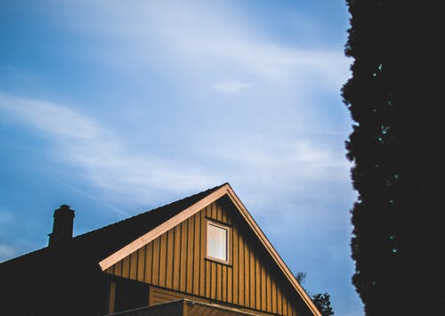 白天在蓝蓝的天空下的棕色木屋 · 免费素材图片