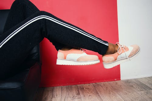 穿粉红色和白色低帮运动鞋和黑色运动裤的人 · 免费素材图片