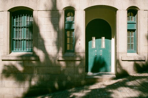 绿色木门 · 免费素材图片