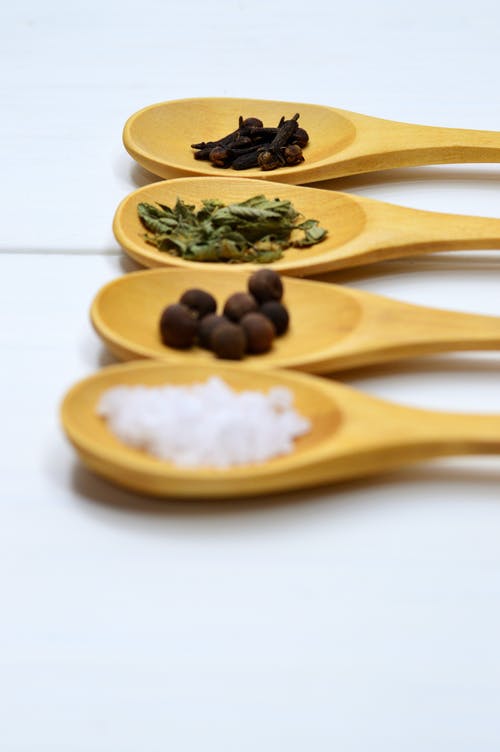 棕色木勺四种什锦的香料 · 免费素材图片
