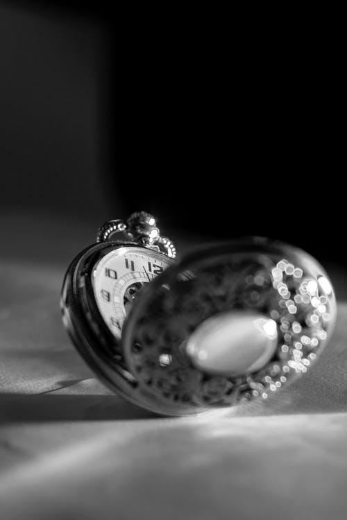 怀表的灰度照片 · 免费素材图片