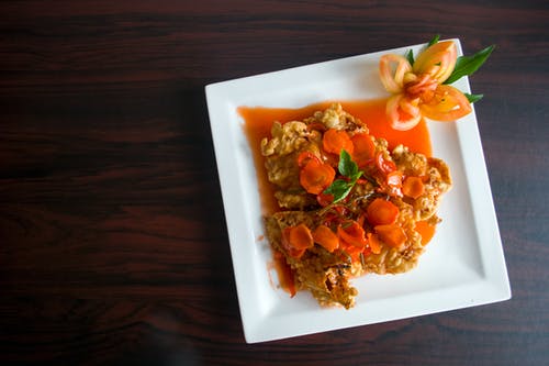 棕色炸的食物，用陶瓷板上的橙色汤 · 免费素材图片