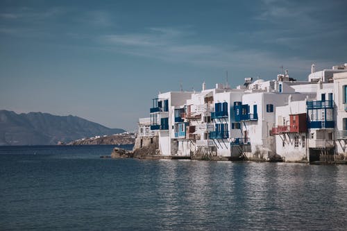 白色混凝土建筑在水体附近的照片 · 免费素材图片